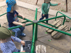 Похожую на декорации к фильму ужасов детскую площадку обнаружили горожане в самом центре Ростова