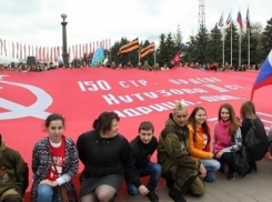 Над Ростовом подняли 200-метровое Знамя Победы