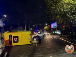 В ДТП с участием машины скорой помощи пострадали трое в Ростове
