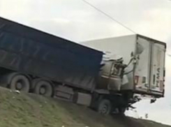 Массовое ДТП с двумя фурами спровоцировало огромную пробку под Ростовом