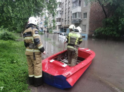 Из-за сильного ливня затопило подъезд многоэтажки в Ростове-на-Дону