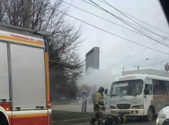 Аварийный транспорт сокращают сжиганием: маршрутку с пассажирами окутали клубы ядовитого дыма в Ростове