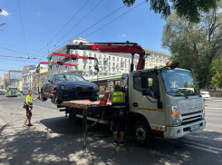 В Ростове во время рейда по выявлению нарушителей правил парковки эвакуировали автомобили