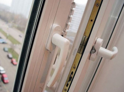 В Ростове из окна шестого этажа дома на Добровольского выпал пятилетний мальчик