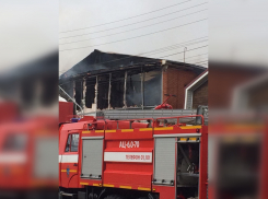 В Ростове загорелось двухэтажное здание