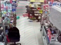 Двое воров-рецидивистов ограбили магазин и побили продавца в Ростове 