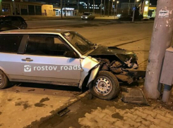Водитель разбил машину о столб и убежал с места ДТП в Ростове