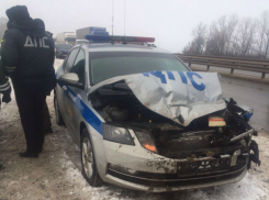 Сразу два автомобиля ДПС поймал «задом» водитель иномарки на трассе под Ростовом