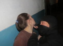 Насильник набросился на учащуюся колледжа прямо на улице в Ростове