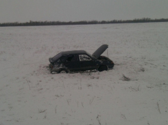 На Дону при опрокидывании автомобиля пострадали водитель и несовершеннолетний пассажир