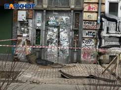 Кусок кровли в очередной раз упал со здания ОКН на Университетском в Ростове – чуть не пострадал журналист «Блокнот Ростов»