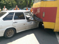 Старый трамвай сошел с рельсов и врезался в легковушку в Ростове 