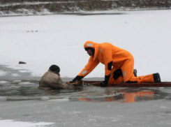 Провалившимся в ледяные воды Дона под Ростовом мужчиной заинтересовалась полиция