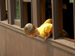 Оставшийся один в квартире пятилетний мальчик выпал из окна многоэтажки в Ростовской области