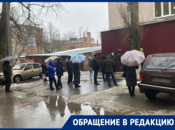«Больные стоят на улице»: ростовчане пожаловались на гигантскую очередь в поликлинику № 9
