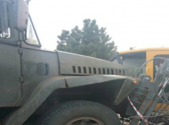 «Битва титанов»: заскользивший на песке КрАЗ разворотил буровую машину в Ростовской области