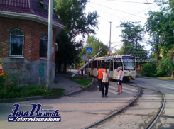 Металлический столб упал на движущийся трамвай в центре Ростова
