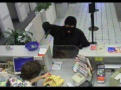 Вооруженный разбойник в маскарадной маске не смог напугать кассира «Сбербанка» в Ростовской области 