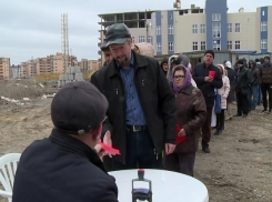 Обманутые дольщики Ростова основали свою республику и сняли на видео получение ее паспортов