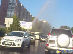 В Ростове коммунальный фонтан залил улицу Орбитальную. Видео