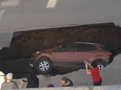 Новенькая иномарка целиком провалилась под землю посреди проезжей части в Ростове