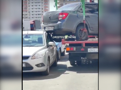 В Ростове эвакуатор повредил две припаркованные машины