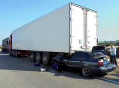 Двое человек погибли во «впечатавшейся» в грузовик легковушке из Ростова на трассе М4 «Дон»