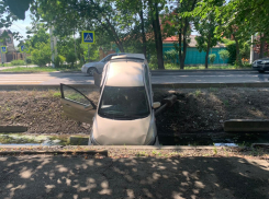 Иномарка съехала в канаву: в аварии в Батайске пострадала беременная женщина