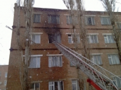 В общежитии технического училища Сальска произошел пожар из-за короткого замыкания холодильника