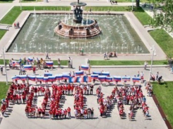 Более 500 ростовчан выстроились в слово «Россия» в парке Революции