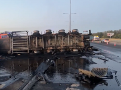 На трассе М-4 «Дон» после массового ДТП с погибшими потушили загоревшийся битумовоз