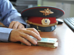 В Ростове будут судить мужчину, который семь лет притворялся полицейским и «крышевал» отель