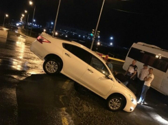 Иномарка слетела в кювет со скользкой трассы за Ворошиловским мостом в Ростове