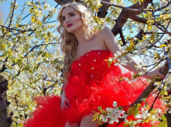 Эффектная блондинка с обнаженными плечами и ногами показала «девичью натуру» на цветущем дереве в Ростове