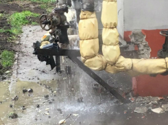Затопление двора грязной жижей устроили коммунальщики жителям Первомайского района Ростова