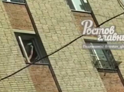 Странный мужчина разбивал окно и скидывал стекла на прохожих в Ростове   ﻿