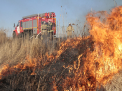 Новый пожар площадью 500 кв метров тушат в Ростовской области