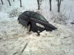 В Ростове пять автомобилистов вытащили машину из кювета