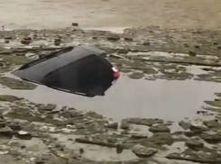 В Ростовской области контрабандисты утопили свою машину в пруду