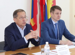 Никак не упоминается на сайте госдумы малоактивный депутат от Ростовской области Александр Каминский