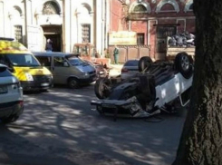 Суперпрочный ВАЗ перевернул «Ниву» и отправил ее хозяина в больницу на Набережной Ростова