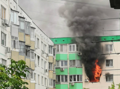 Страшный пожар в девятиэтажке Ростова с пострадавшей девушкой попал на видео