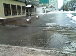 В Ростове на Северном из-за порыва водопровода затопило несколько улиц. Фото