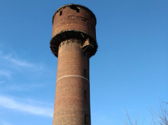 Разваливающаяся башня нависла над детским садом в Ростовской области как «дамоклов меч»