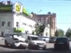 Жуткое ДТП с тремя пострадавшими автомобилями сняли на видео очевидцы в центре Ростова