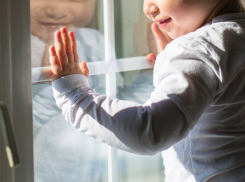 В Ростовской области после падения с четвертого этажа выжил ребенок