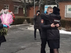 Полицейский из Семикаракорска сделал трогательное предложение руки и сердца во время первого дежурства любимой