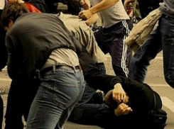 Мужчина отобрал у оппонента сумочку во время массовой драки у ночного клуба Ростова