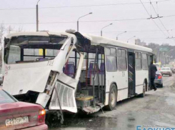 В Ростове столкнулись автобус и трамвай, один пассажир травмирован 