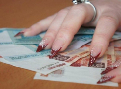 Молодая сотрудница банка подделывала подписи пенсионеров и присваивала их счета в Ростовской области